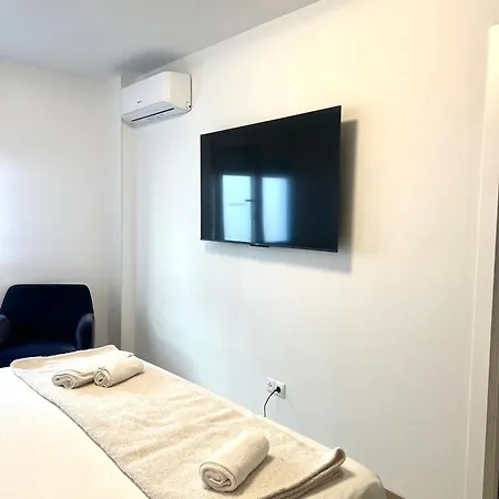 Beautiful Spacious Private In Modern Shared Marbella